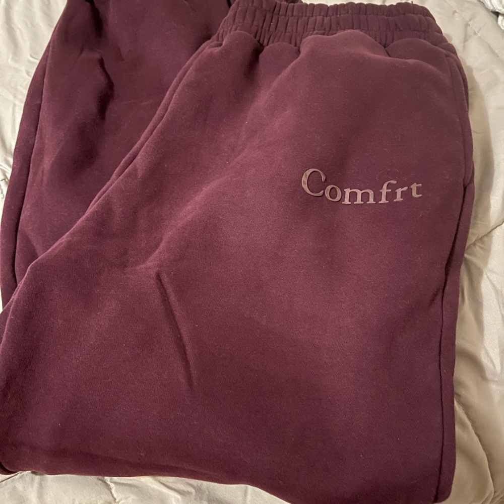 Comfrt Women's Burgundy sweatpants